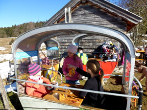 Brotzeit in der alten Gondelkabine der Eckbauerbahn